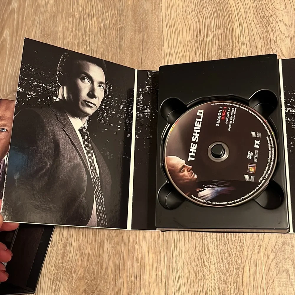 The Shield: The Complete Series DVD - Picture 2 of 5